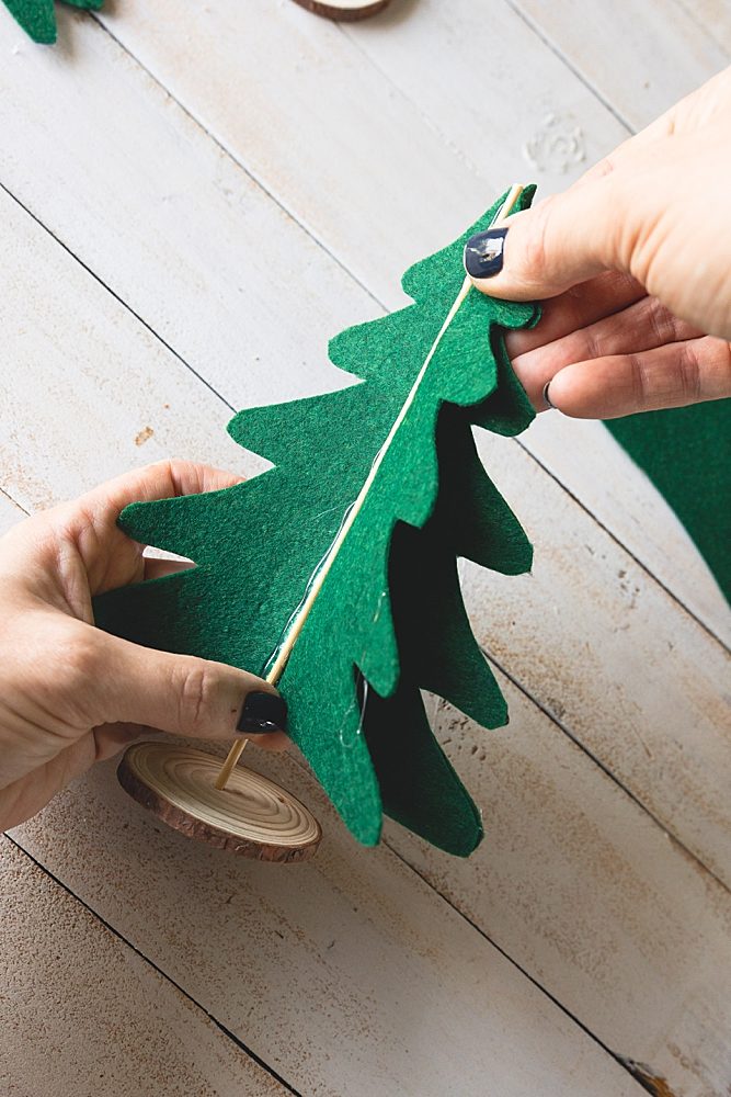 DIY Felt Christmas Trees | DIY Rustic Felt Christmas Trees | Felt Christmas Trees DIY | How to make DIY Rustic Felt Christmas Trees | Felt Christmas Decorations DIY Trees | Free printable template and step-by-step photo instructions for felt Christmas trees are on the Six Clever Sisters blog!