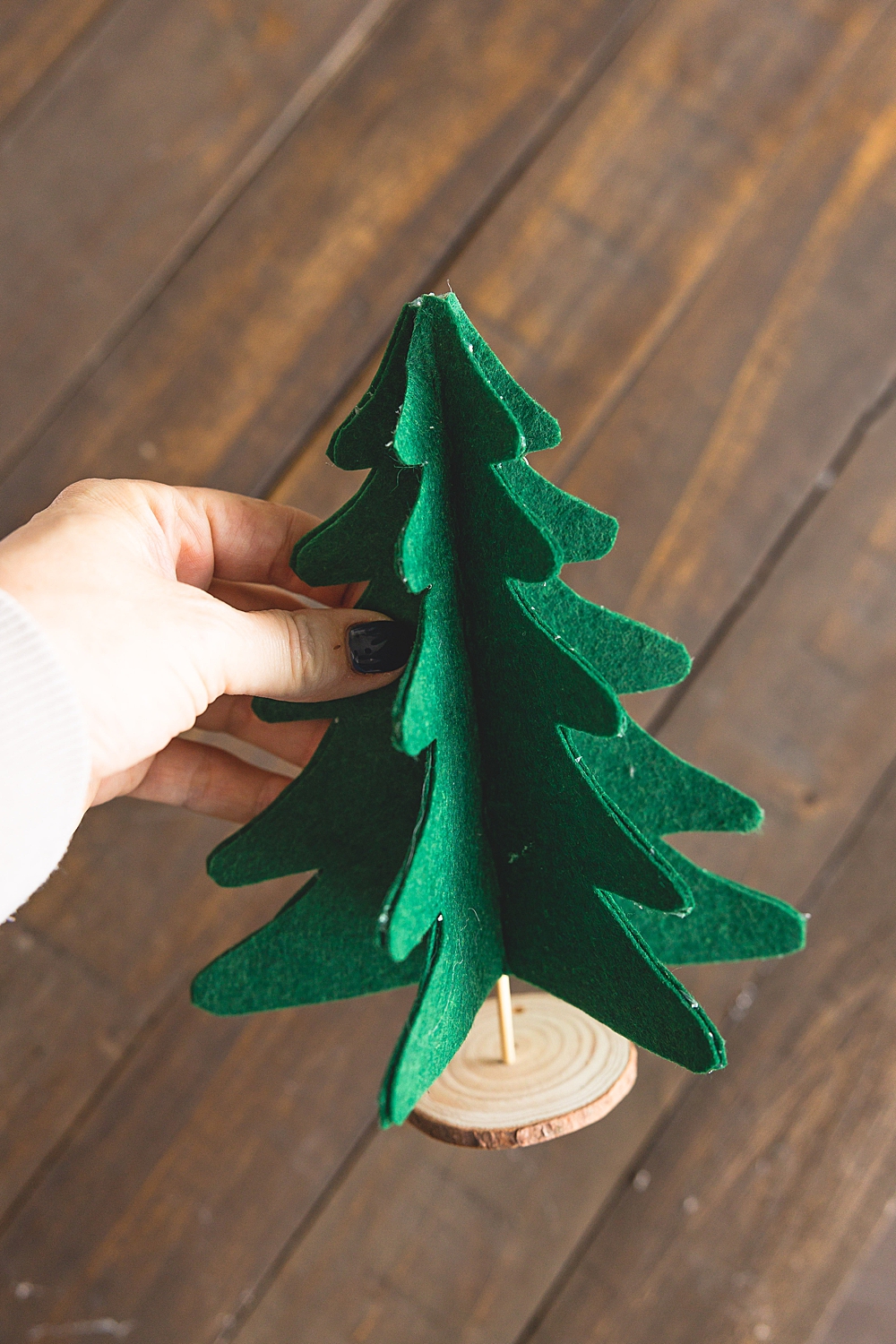 DIY Felt Christmas Trees | DIY Rustic Felt Christmas Trees | Felt Christmas Trees DIY | How to make DIY Rustic Felt Christmas Trees | Felt Christmas Decorations DIY Trees | Free printable template and step-by-step photo instructions for felt Christmas trees are on the Six Clever Sisters blog!