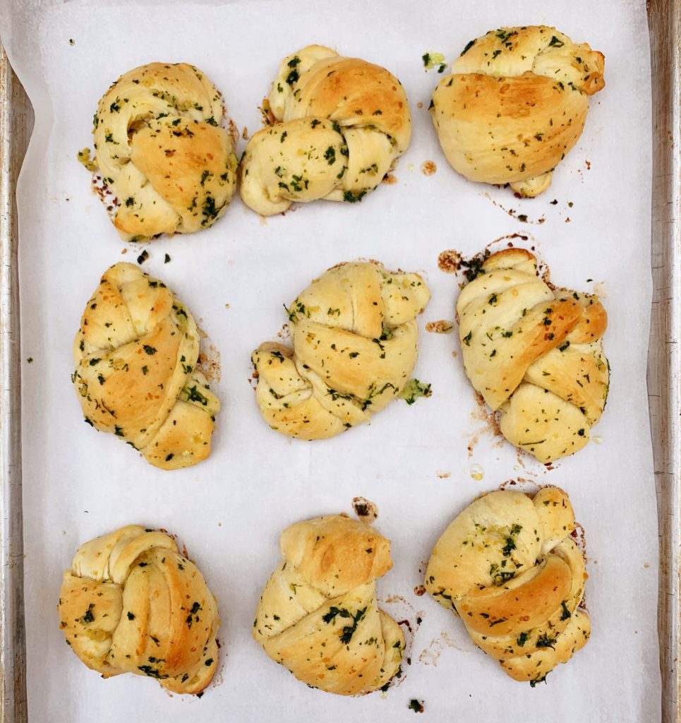 Easy Garlic Knots | Garlic Bread | Rolls | Garlic | Italian | Bread Dough | Homemade bread | Easy Rolls | Quick Garlic Bread | Pasta | Family Dinner | Easy Meal | Easy Dinner | Roll Recipe | Garlic Knot Recipe | Rhodes | Parsley | Spaghetti | Lasagna | Six Clever Sisters