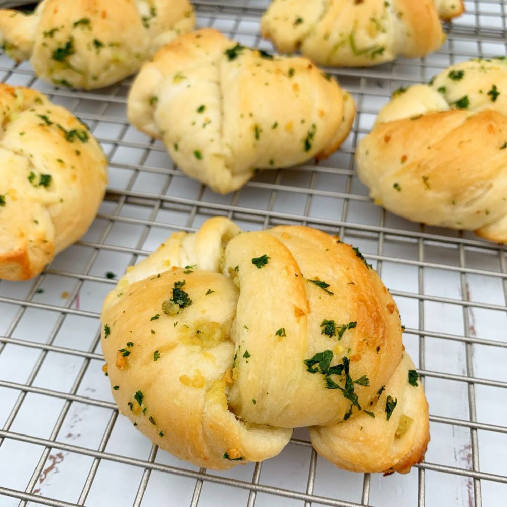 Easy Garlic Knots | Garlic Bread | Rolls | Garlic | Italian | Bread Dough | Homemade bread | Easy Rolls | Quick Garlic Bread | Pasta | Family Dinner | Easy Meal | Easy Dinner | Roll Recipe | Garlic Knot Recipe | Rhodes | Parsley | Spaghetti | Lasagna | Six Clever Sisters