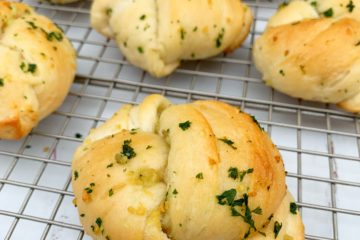 Easy Garlic Knots | Garlic Bread | Rolls | Garlic | Italian | Bread Dough | Homemade bread | Easy Rolls | Quick Garlic Bread | Pasta | Family Dinner | Easy Meal | Easy Dinner | Roll Recipe | Garlic Knot Recipe | Rhodes | Parsley | Spaghetti | Lasagna | Six Clever Sisters