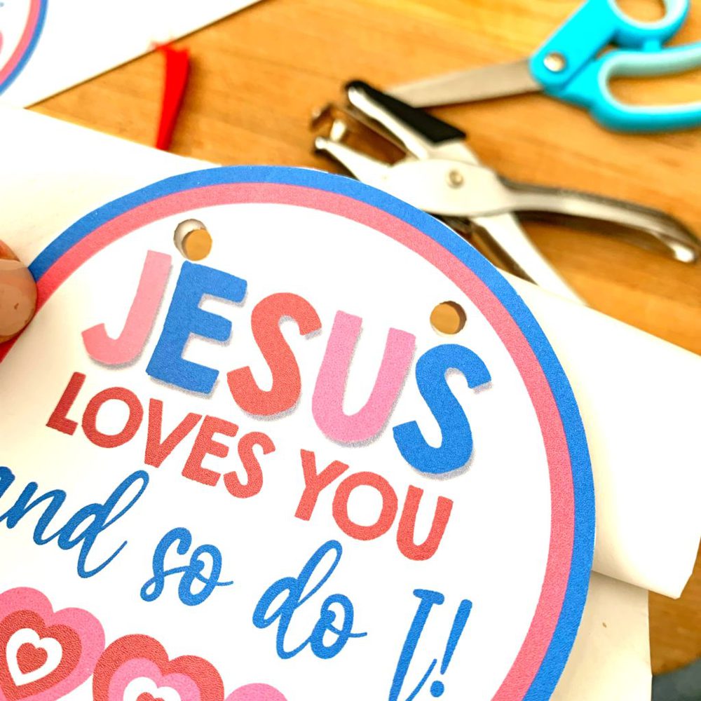 Valentine's Day Treat Tag | Free Printable | Valentine's Tag | Valentine's Printable Free | V day Treat | Valentines got for boyfriend | Valentine Gifts | Valentine Crafts | Jesus Loves You | Scripture Valentine | Spiritual Valentine | Six Clever Sisters 