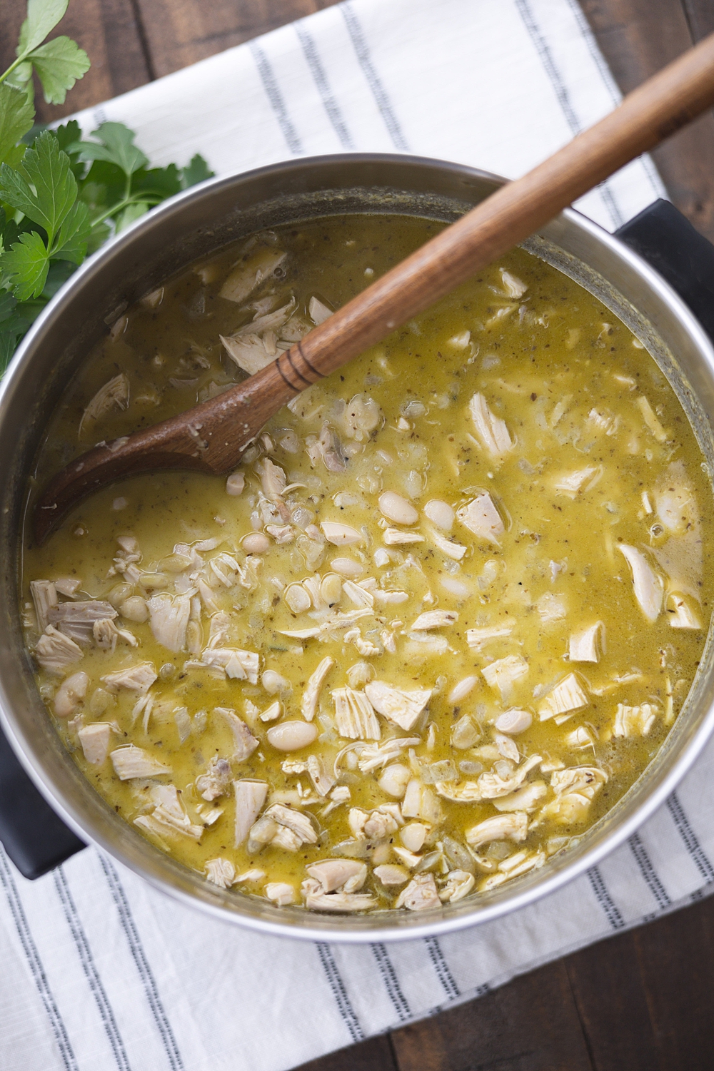 CREAMY PESTO CHICKEN CHILI | White Chili Recipe | White chili chicken recipe | Pesto Chicken Recipe | White Chicken Chili Slow Cooker | A quick recipe that uses simple ingredients for a delicious white chicken chili loaded with pesto! Recipe on the Six Clever Sisters blog!