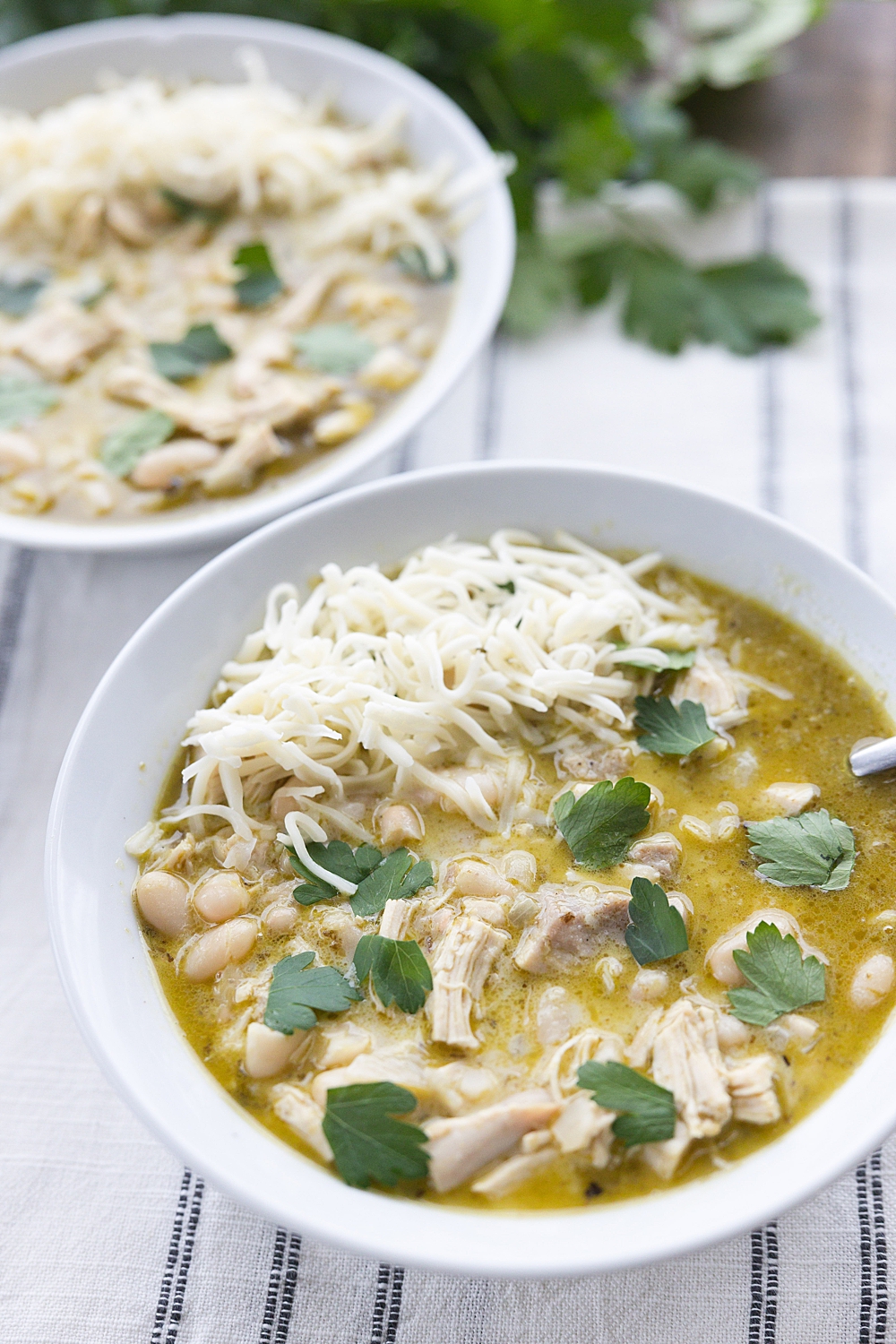 CREAMY PESTO CHICKEN CHILI | White Chili Recipe | White chili chicken recipe | Pesto Chicken Recipe | White Chicken Chili Slow Cooker | A quick recipe that uses simple ingredients for a delicious white chicken chili loaded with pesto! Recipe on the Six Clever Sisters blog!