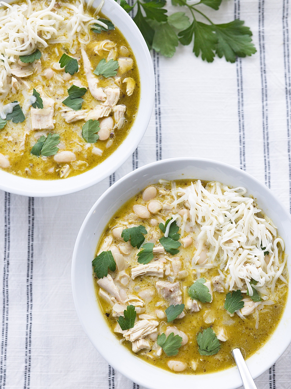 CREAMY PESTO CHICKEN CHILI | White Chili Recipe | White chili chicken recipe | Pesto Chicken Recipe | White Chicken Chili Slow Cooker | A quick recipe that uses simple ingredients for a delicious white chicken chili loaded with pesto! Recipe on the Six Clever Sisters blog!