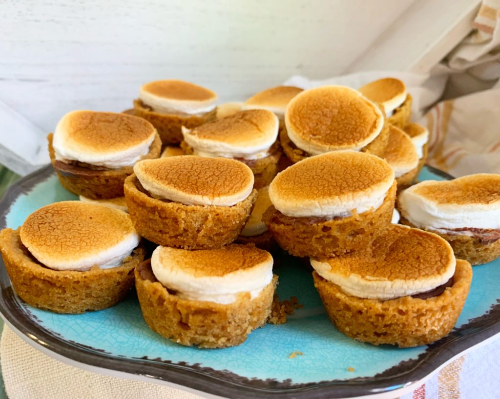 Mini S'mores Pie | Indoor S'mores | Camping | Camp Food | Party Food | Marshmallow Dessert | S'mores | Easy Dessert | Hershey's | Treat for kids | Summer | Fall | Six Clever Sisters