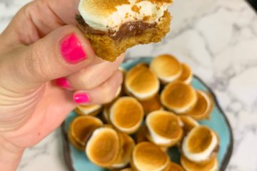 Mini S'mores Pie | Indoor S'mores | Camping | Camp Food | Party Food | Marshmallow Dessert | S'mores | Easy Dessert | Hershey's | Treat for kids | Summer | Fall | Six Clever Sisters