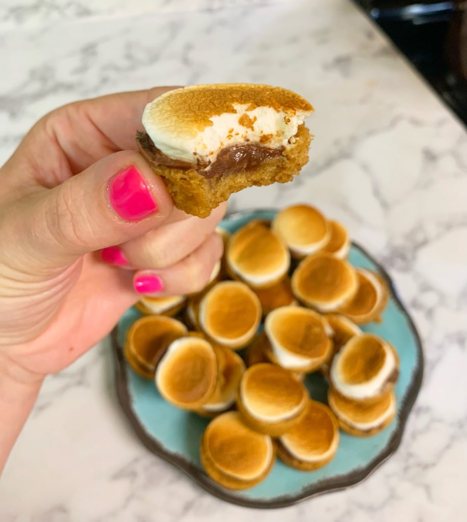 Mini S'mores Pie | Indoor S'mores | Camping | Camp Food | Party Food | Marshmallow Dessert | S'mores | Easy Dessert | Hershey's | Treat for kids | Summer | Fall | Six Clever Sisters