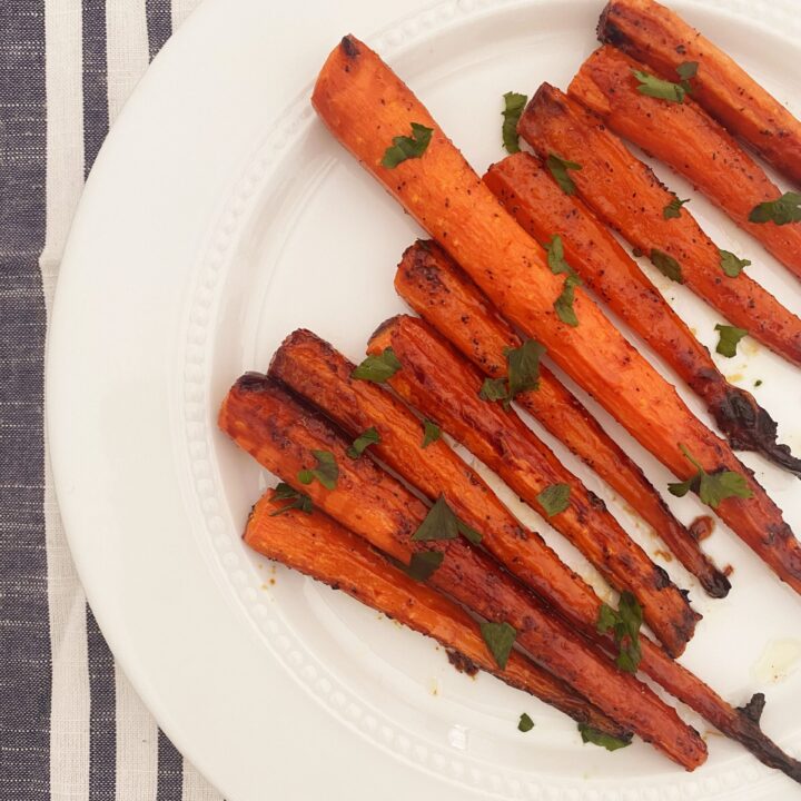 Baked Carrots | Baked Carrots Recipe | Honey Roasted Carrot | Honey Roasted Carrots Recipe | Best Honey Roasted Carrot Recipe | Veggie Side Dishes | Veggie Side Dish Ideas | Looking for a healthy side dish that is simple and easy to make and doesn't require a bunch of ingredients? These carrots are just that! Try these simple baked carrots today! #recipe #recipeoftheday #sidedish #easyrecipe #sides #veggie #vegan