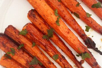 Baked Carrots | Baked Carrots Recipe | Honey Roasted Carrot | Honey Roasted Carrots Recipe | Best Honey Roasted Carrot Recipe | Veggie Side Dishes | Veggie Side Dish Ideas | Looking for a healthy side dish that is simple and easy to make and doesn't require a bunch of ingredients? These carrots are just that! Try these simple baked carrots today! #recipe #recipeoftheday #sidedish #easyrecipe #sides #veggie #vegan