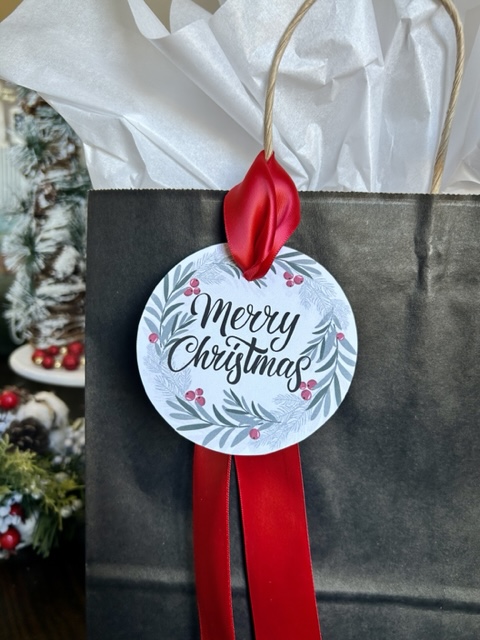 Round Christmas Tag | Christmas Printable | Free Printable Tag | Cmas Tag free | DIY Christmas | How to Wrap a Gift | Tag for a Gift bag | Pretty Christmas Tag | Six Clever Sisters