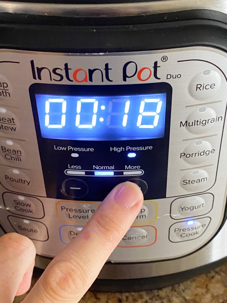 Baked Potatoes in the Instant Pot | How to Make Baked Potatoes in the Instant Pot | Instant Pot Baked Potatoes | Instant Pot Potatoes | Instant Pot Potatoes Baked | Easy Baked Potatoes | How to Make Baked Potatoes | Looking for a quick, easy and efficient way to make baked potatoes? Find out how to make baked potatoes in the instant pot the easiest way! #recipe #recipeoftheday #howto #easyrecipes #instantpot #instantpotrecipes