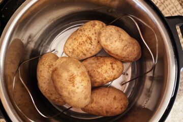 Baked Potatoes in the Instant Pot | How to Make Baked Potatoes in the Instant Pot | Instant Pot Baked Potatoes | Instant Pot Potatoes | Instant Pot Potatoes Baked | Easy Baked Potatoes | How to Make Baked Potatoes | Looking for a quick, easy and efficient way to make baked potatoes? Find out how to make baked potatoes in the instant pot the easiest way! #recipe #recipeoftheday #howto #easyrecipes #instantpot #instantpotrecipes