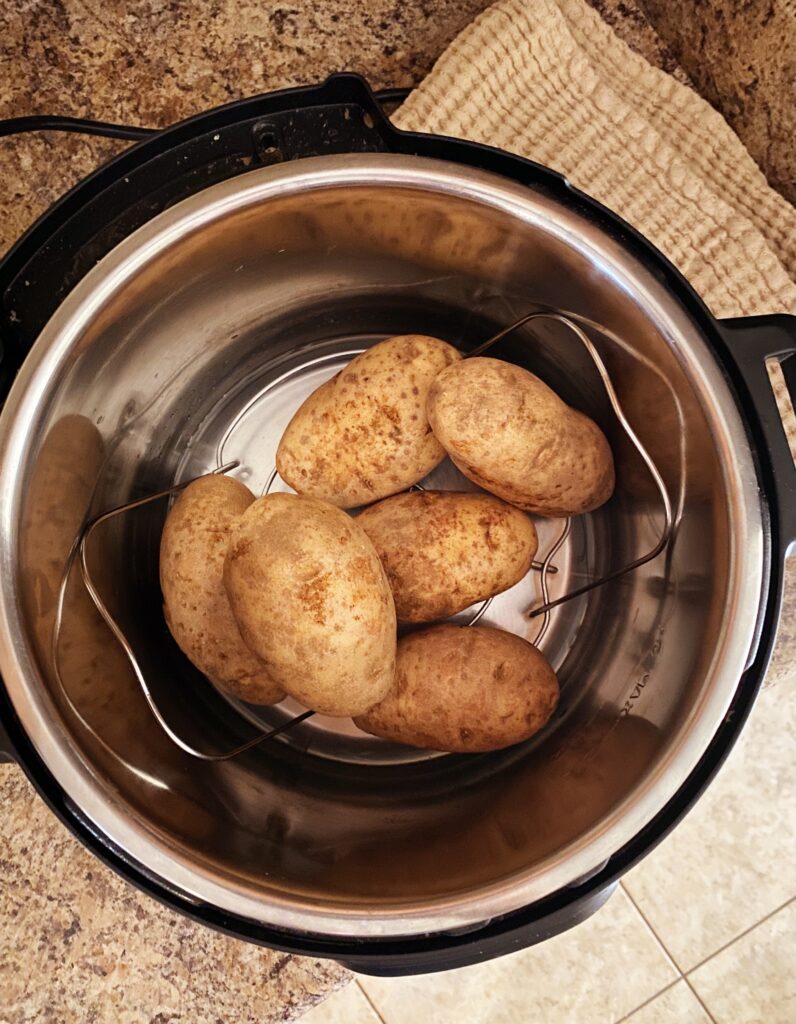 Baked Potatoes in the Instant Pot | How to Make Baked Potatoes in the Instant Pot | Instant Pot Baked Potatoes | Instant Pot Potatoes | Instant Pot Potatoes Baked | Easy Baked Potatoes | How to Make Baked Potatoes | Looking for a quick, easy and efficient way to make baked potatoes? Find out how to make baked potatoes in the instant pot the easiest way! #recipe #recipeoftheday #howto #easyrecipes #instantpot #instantpotrecipes