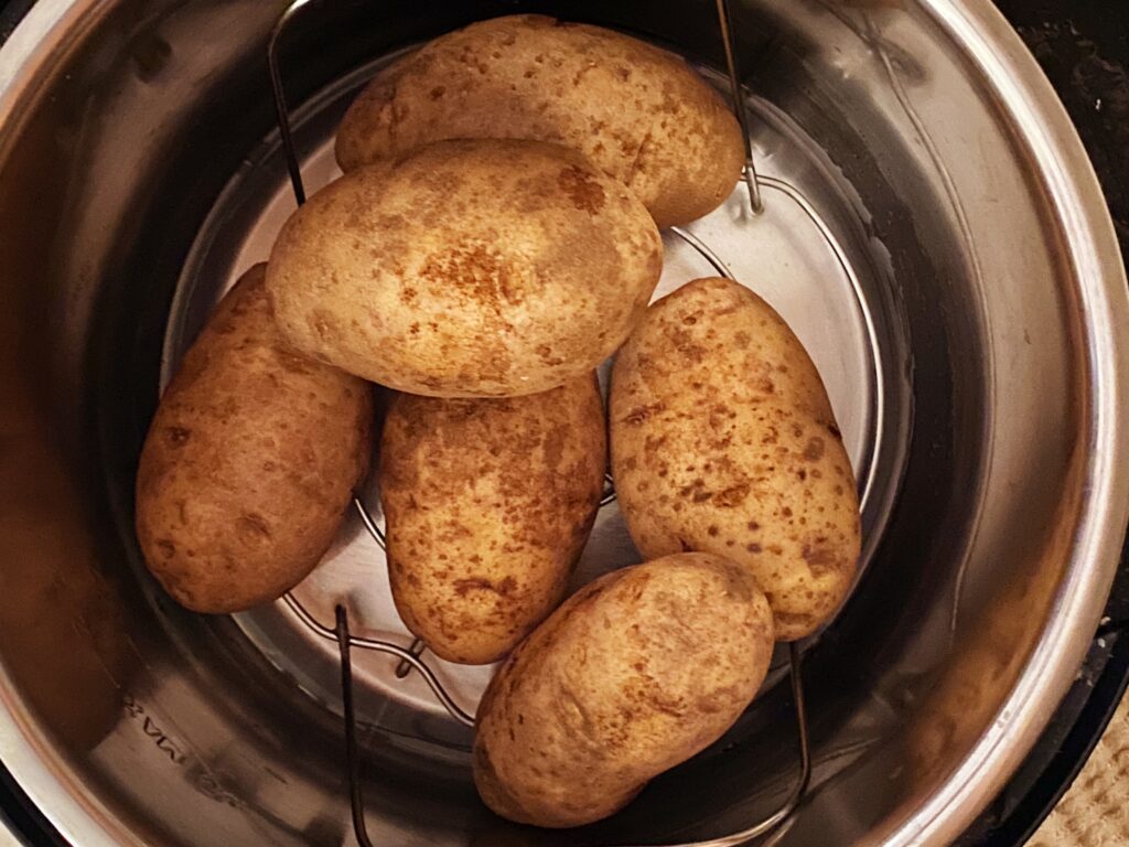 Baked Potatoes in the Instant Pot | How to Make Baked Potatoes in the Instant Pot | Instant Pot Baked Potatoes | Instant Pot Potatoes | Instant Pot Potatoes Baked | Easy Baked Potatoes | How to Make Baked Potatoes | Looking for a quick, easy and efficient way to make baked potatoes? Find out how to make baked potatoes in the instant pot the easiest way! #recipe #recipeoftheday #howto #easyrecipes #instantpot #instantpotrecipes