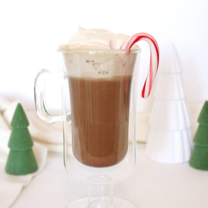 Peppermint Mocha | Copycat Starbucks | Starbucks Drink | Peppermint Latte | Starbucks Peppermint Latte | Mint Mocha Latte | Starbucks Recipe | Copycat Recipes | Make your own Peppermint Mocha Lattes at home this season with these easy syrup recipe at SixCleverSisters.com