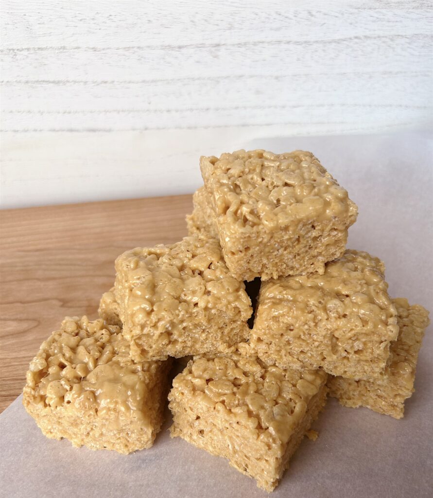 Peanut Butter Rice Krispie Treats | Marshmallows | Summer Dessert | Treat for kids | No bake Dessert | Easy snack | Peanut butter snack | Party Food | Six Clever Sisters 