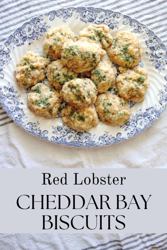 Cheddar Bay Biscuits | Red Lobster Biscuits | Red Lobster Copycat Recipe | Cheesy Biscuits | Copycat Red Lobster Biscuit Recipe | These cheddar bay biscuits are the best and super easy to make at home! You're sure to wow your guests with these, or just simply enjoy them for yourself during the busy week.