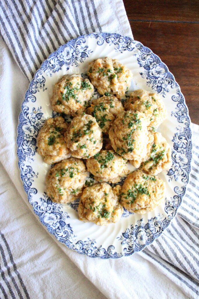 Cheddar Bay Biscuits | Red Lobster Biscuits | Red Lobster Copycat Recipe | Cheesy Biscuits | Copycat Red Lobster Biscuit Recipe | These cheddar bay biscuits are the best and super easy to make at home! You're sure to wow your guests with these, or just simply enjoy them for yourself during the busy week.