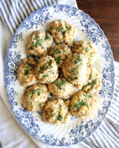 Cheddar Bay Biscuits | Red Lobster Biscuits | Red Lobster Copycat Recipe | Cheesy Biscuits | Copycat Red Lobster Biscuit Recipe | These cheddar bay biscuits are the best and super easy to make at home! You're sure to wow your guests with these, or just simply enjoy them for yourself during the busy week.