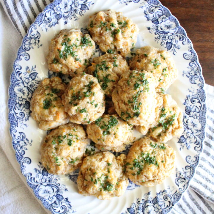 Cheddar Bay Biscuits | Red Lobster Biscuits | Red Lobster Copycat Recipe | Cheesy Biscuits | Copycat Red Lobster Biscuit Recipe | These cheddar bay biscuits are the best and super easy to make at home! You're sure to wow your guests with these, or just simply enjoy them for yourself during the busy week.