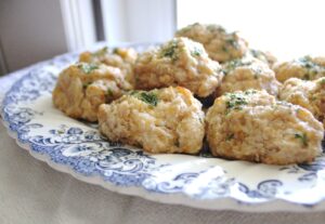 Cheddar Bay Biscuits | Red Lobster Biscuits | Red Lobster Copycat Recipe | Cheesy Biscuits | Copycat Red Lobster Biscuit Recipe | These cheddar bay biscuits are the best and super easy to make at home! You're sure to wow your guests with these, or just simply enjoy them for yourself during the busy week.