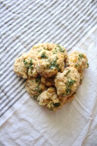 Cheddar Bay Biscuits | Red Lobster Biscuits | Red Lobster Copycat Recipe | Cheesy Biscuits | Copycat Red Lobster Biscuit Recipe | These cheddar bay biscuits are the best and super easy to make at home! You're sure to wow your guests with these, or just simply enjoy them for yourself during the busy week.