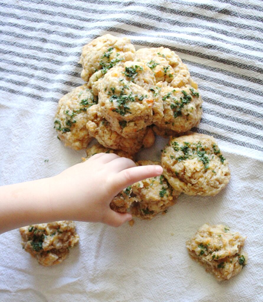 Cheddar Bay Biscuits | Red Lobster Biscuits | Red Lobster Copycat Recipe | Cheesy Biscuits | Copycat Red Lobster Biscuit Recipe | These cheddar bay biscuits are the best and super easy to make at home! You're sure to wow your guests with these, or just simply enjoy them for yourself during the busy week.