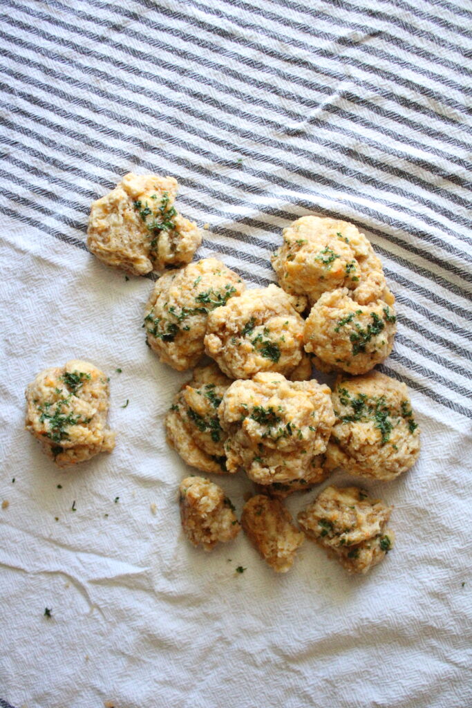 Cheddar Bay Biscuits | Red Lobster Biscuits | Red Lobster Copycat Recipe | Cheesy Biscuits | Copycat Red Lobster Biscuit Recipe | These cheddar bay biscuits are the best and super easy to make at home! You're sure to wow your guests with these, or just simply enjoy them for yourself during the busy week.