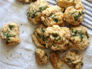 Cheddar Bay Biscuits | Red Lobster Biscuits | Red Lobster Copycat Recipe | Cheesy Biscuits | Copycat Red Lobster Biscuit Recipe | These cheddar bay biscuits are the best and super easy to make at home! You're sure to wow your guests with these, or just simply enjoy them for yourself during the busy week.