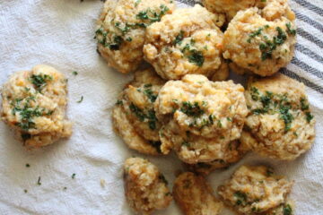 Cheddar Bay Biscuits | Red Lobster Biscuits | Red Lobster Copycat Recipe | Cheesy Biscuits | Copycat Red Lobster Biscuit Recipe | These cheddar bay biscuits are the best and super easy to make at home! You're sure to wow your guests with these, or just simply enjoy them for yourself during the busy week.