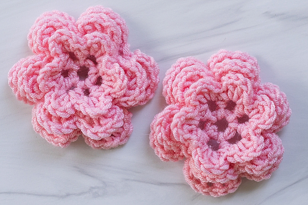 How to crochet a flower | how to crochet a flower for a hat, how to crochet a flower coaster, Fun and easy crochet flower pattern plus how to crochet a flower in 15 other free patterns on the Six Clever Sisters blog!