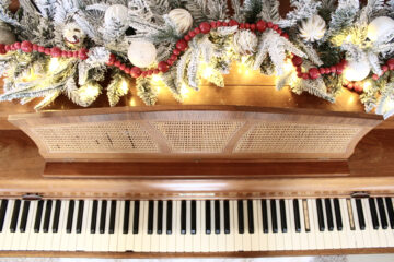 christmas garland on piano | Decorating piano for christmas