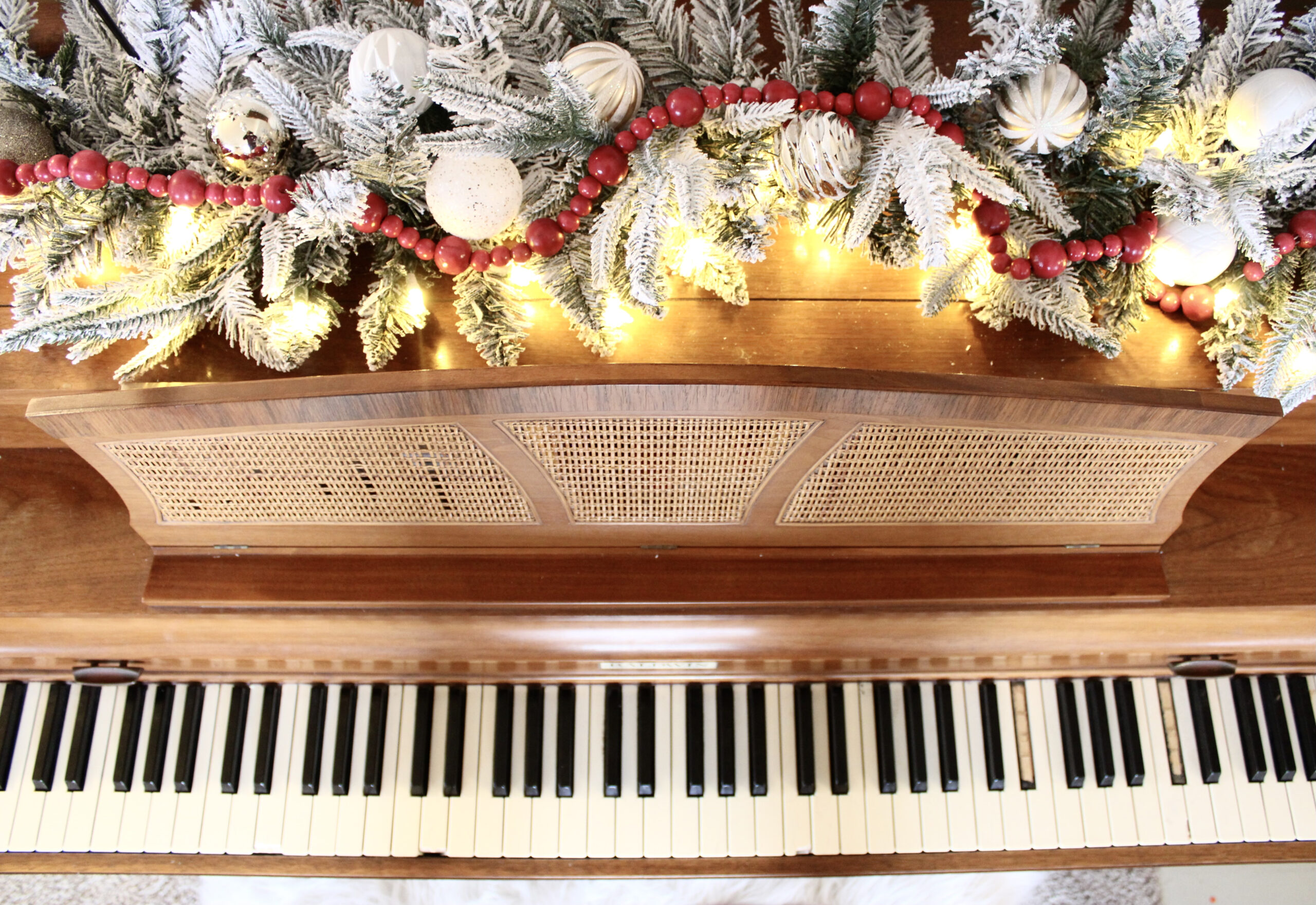 christmas garland on piano | Decorating piano for christmas